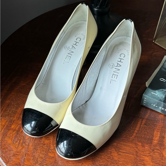 Chanel patent leather cream & black shoes size Size 36 US Size 6 Very Preloved. - Picture 8 of 14